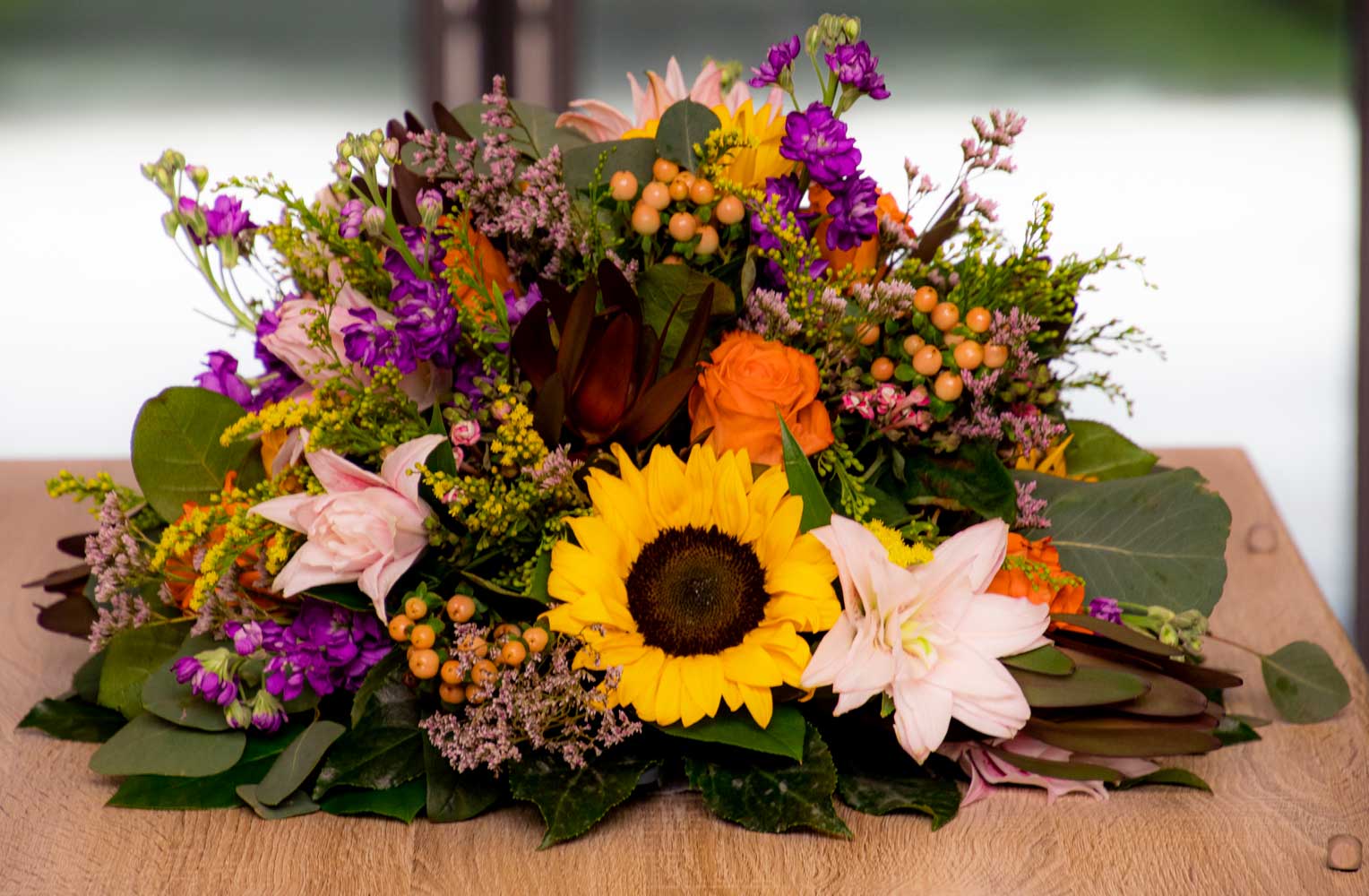 Foto van rouwbloemen op een grafkist